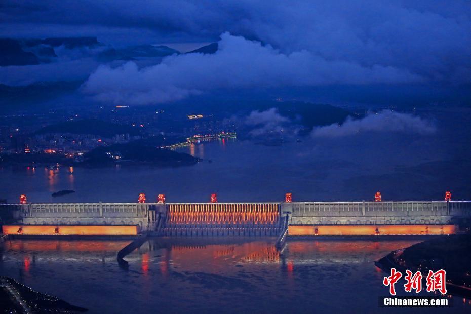 美しくライトアップされた三峡ダム　湖北省