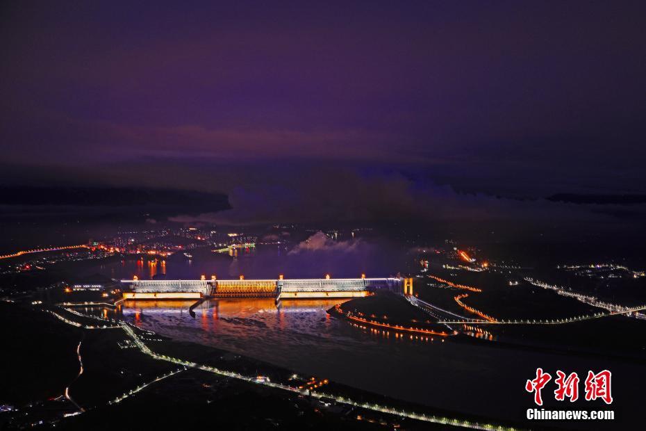 美しくライトアップされた三峡ダム　湖北省
