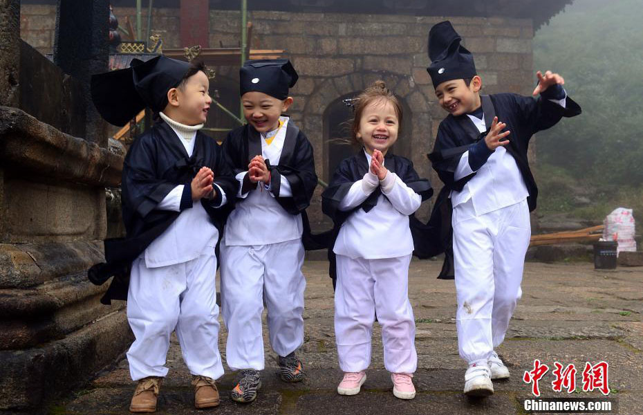 可愛らしい国外のキッズ道士たちが中国の伝統文化学ぶ