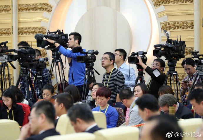 第19回党大会開幕、会場の片すみで取材に従事する国内外の記者たち