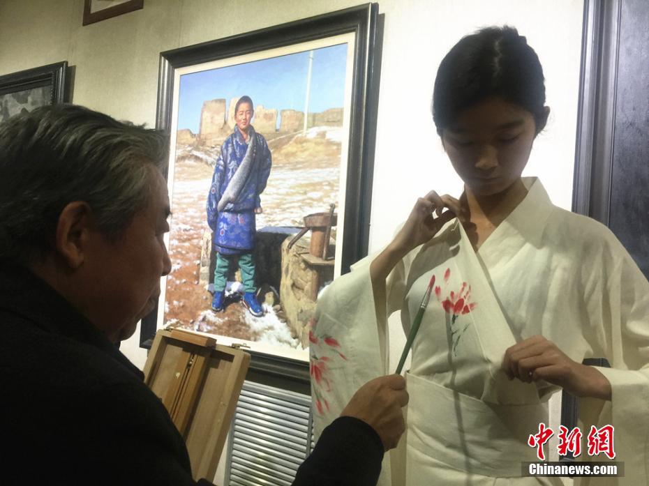 服の上に花開く中国要素、　甘粛省で油絵制作展開催
