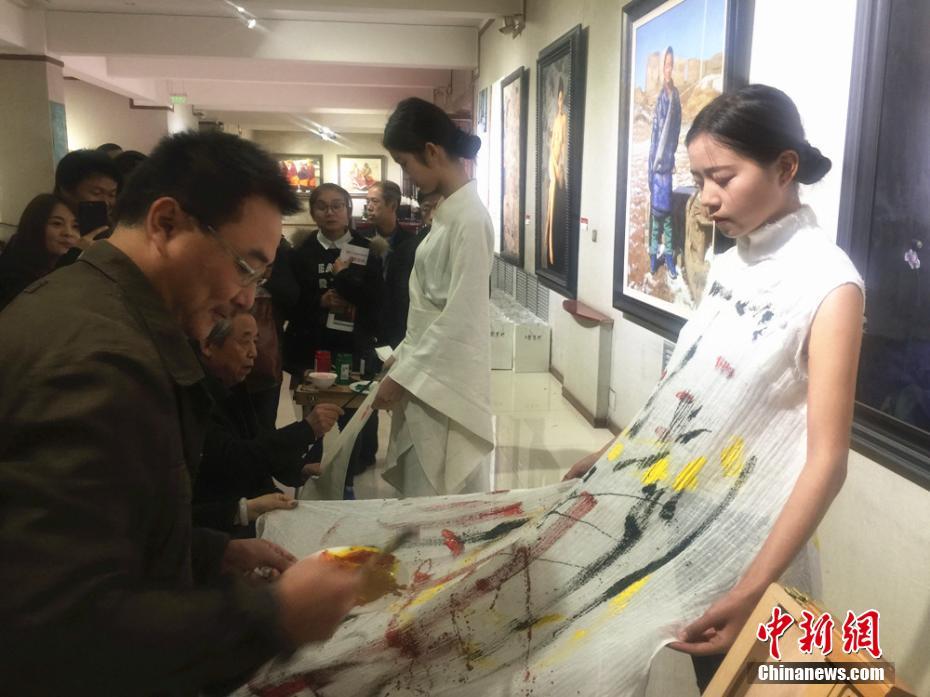 服の上に花開く中国要素、　甘粛省で油絵制作展開催