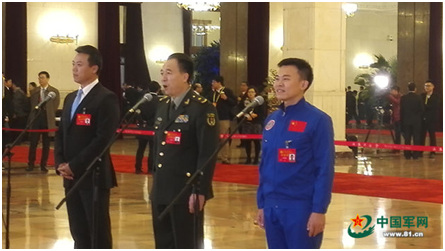 人民大会堂「党代表通路」で18日午前、記者からの質問に答える宇宙を3回飛行した宇宙飛行士の景海鵬代表（写真中央、写真は中国軍網提供）。