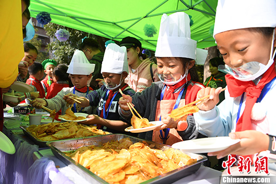 甘粛省の「小学生料理人」が腕を振るう　学校版「豪華なコース料理」を提供
