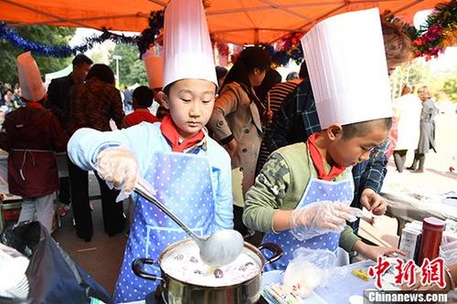 甘粛省の「小学生料理人」が腕を振るう　学校版「豪華なコース料理」を提供