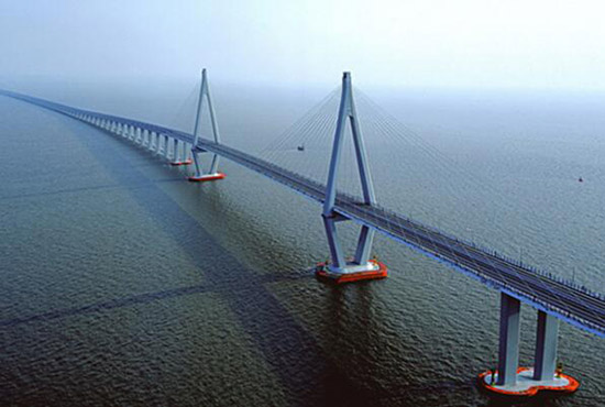 空中で旋回しドッキング 中国の橋梁技術はすごい