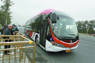 18メートルのEV公共バスが使用開始、PM2.5も除去可能　北京市