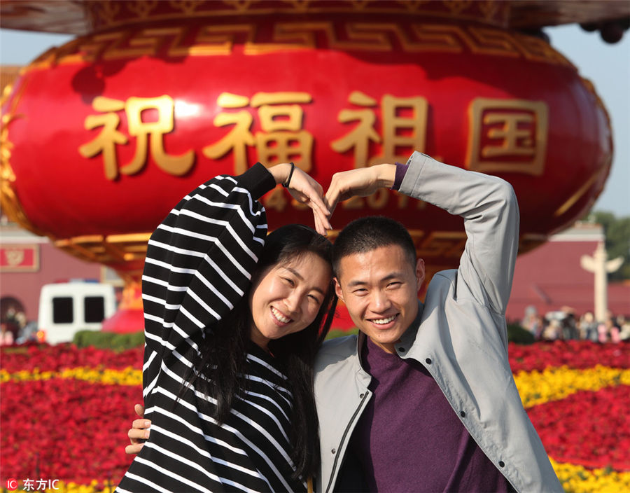 秋空をバックに天安門広場で記念撮影を楽しむ中国国内外の観光客たち