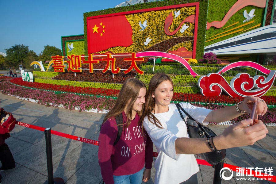 観光客ら十九大歓迎オブジェで盛会ムードを体感　北京市