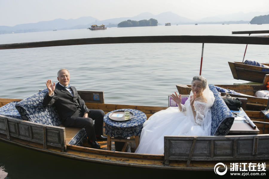 金婚を迎える高齢者夫婦12組、西湖でのんびりボートデート
