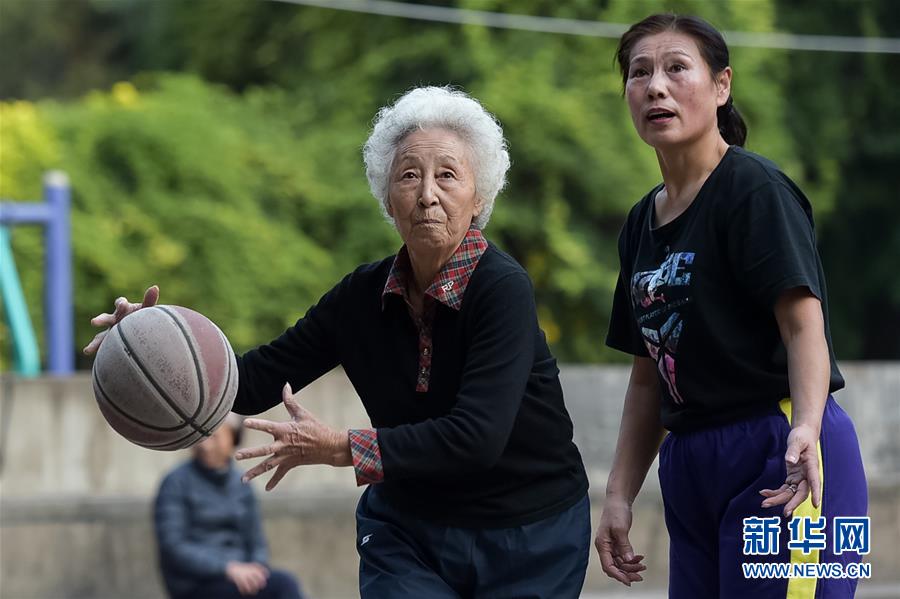 バスケットボールにヨガ、運動で健康への追求広める高齢女性