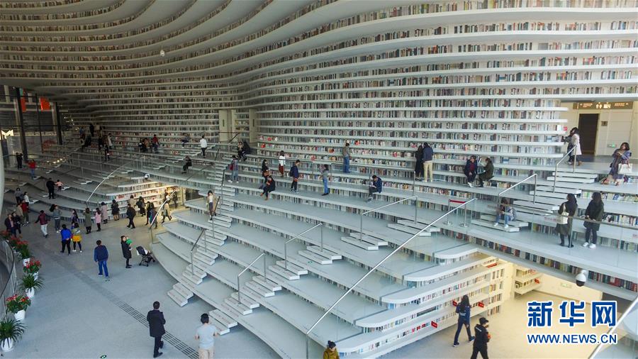 蔵書数も豊富な「知識の海」　天津におしゃれな図書館登場　