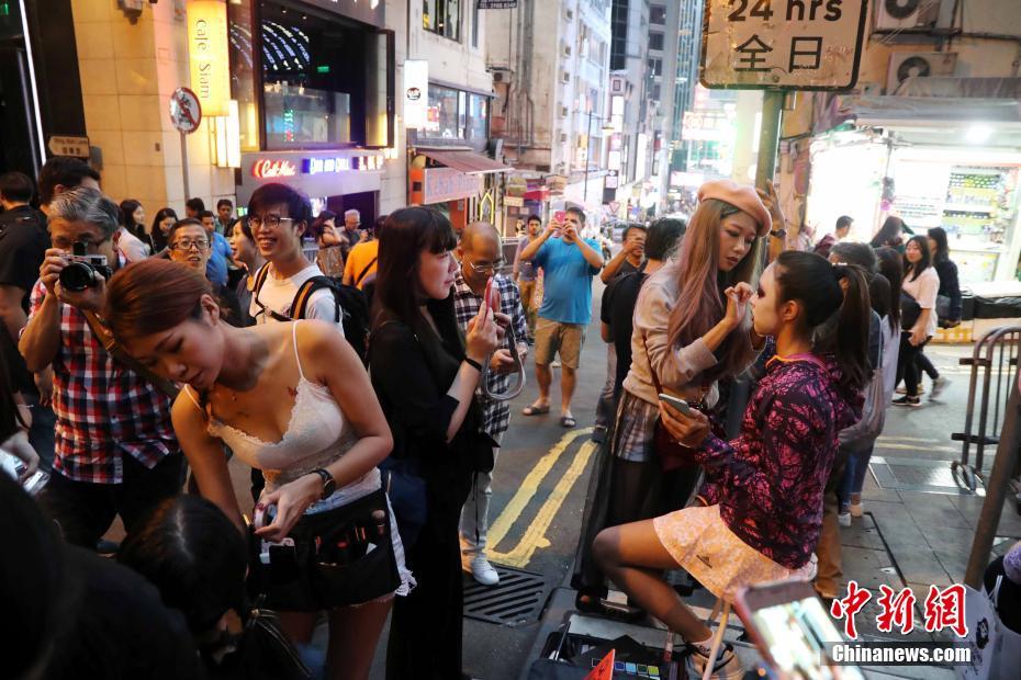「ハロウィン」の仮装をした人々で大盛り上がりの蘭桂坊　香港地区