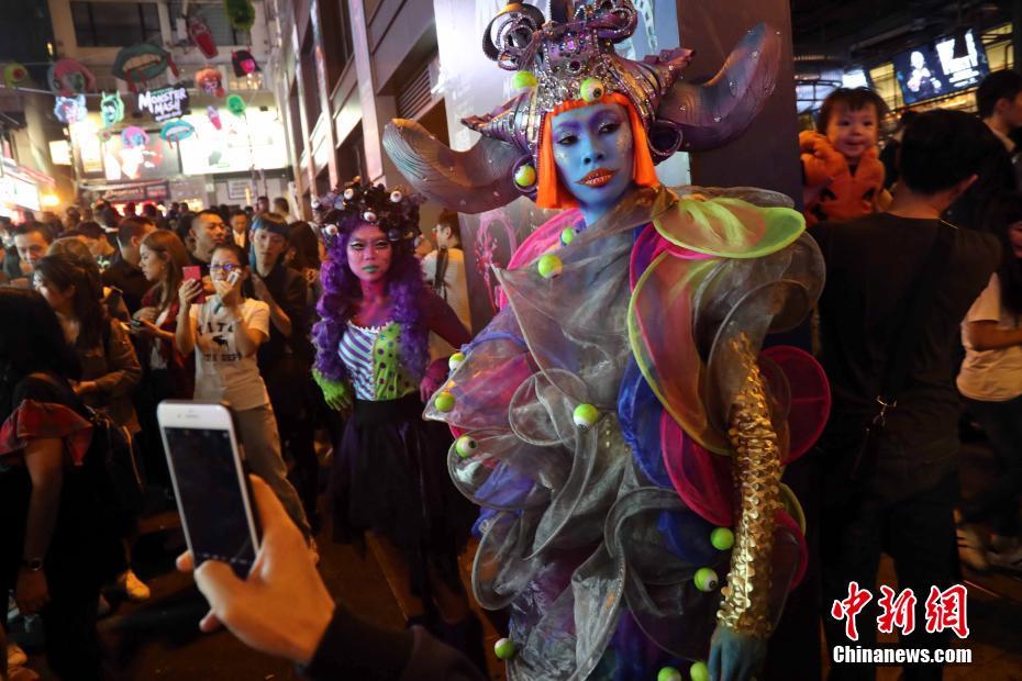 「ハロウィン」の仮装をした人々で大盛り上がりの蘭桂坊　香港地区