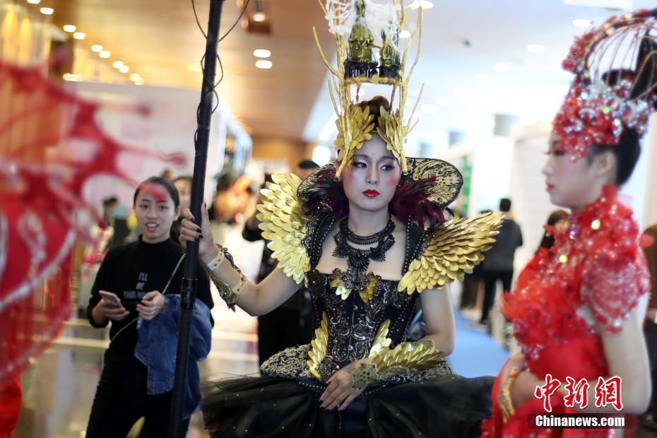 各地のメイクアップアーティストら南京で「美容技術を競い合う」