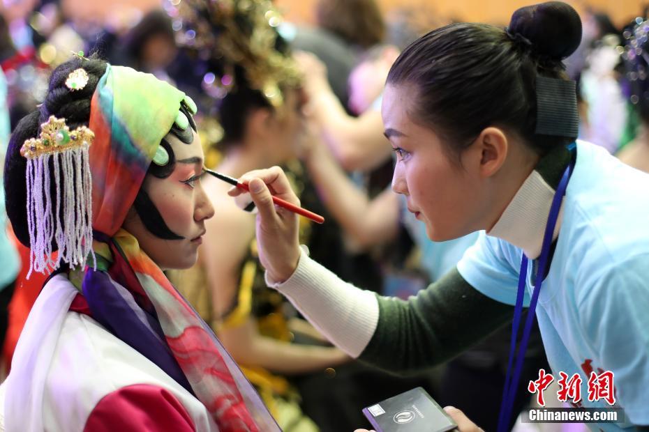 各地のメイクアップアーティストら南京で「美容技術を競い合う」