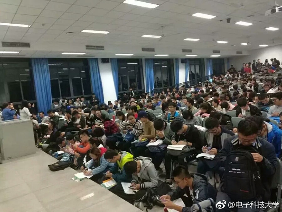まるで「コンサート」、大学生たちが窓の外からでも受けたい授業　四川省