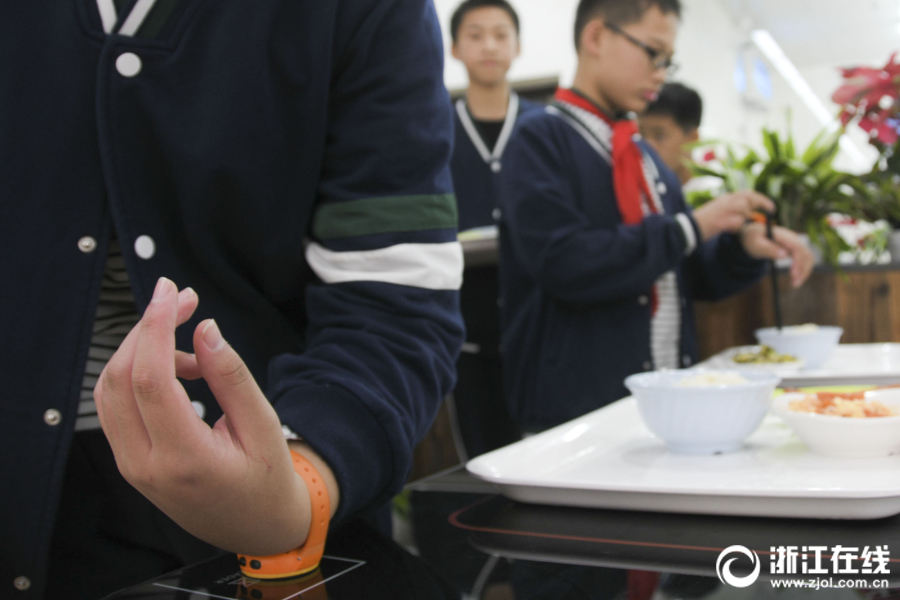 浙江省の学校の食堂にスマートテーブル導入　支払いはワンタッチで完了
