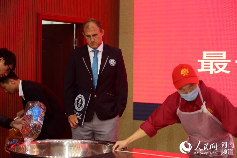 河南省で世界一長い麺・3048メートル　日本のギネス記録を大きく更新