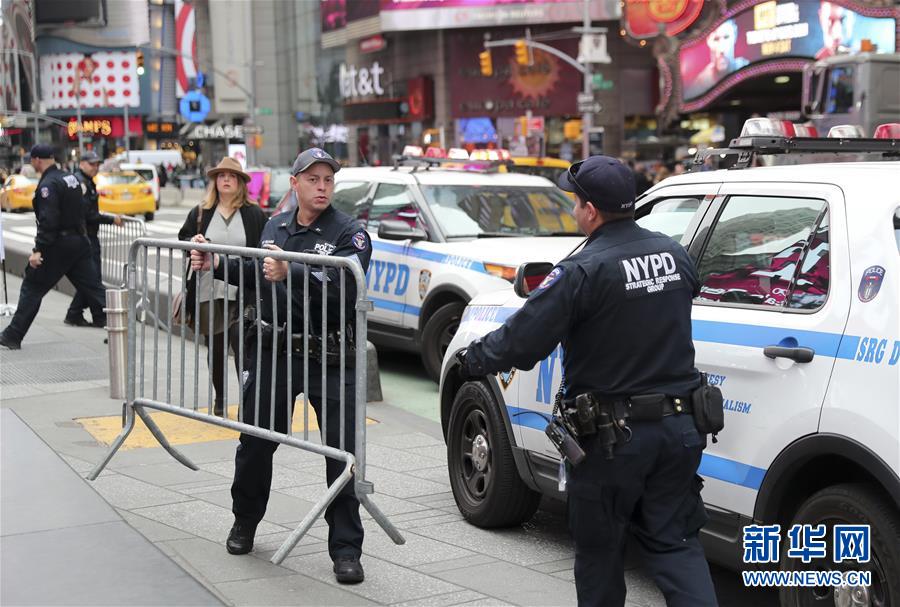 テロ事件後のNYタイムズスクエア、警備強化で検問所増設