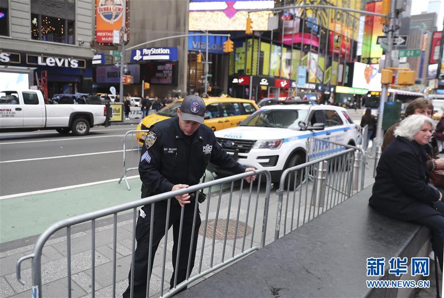 テロ事件後のNYタイムズスクエア、警備強化で検問所増設