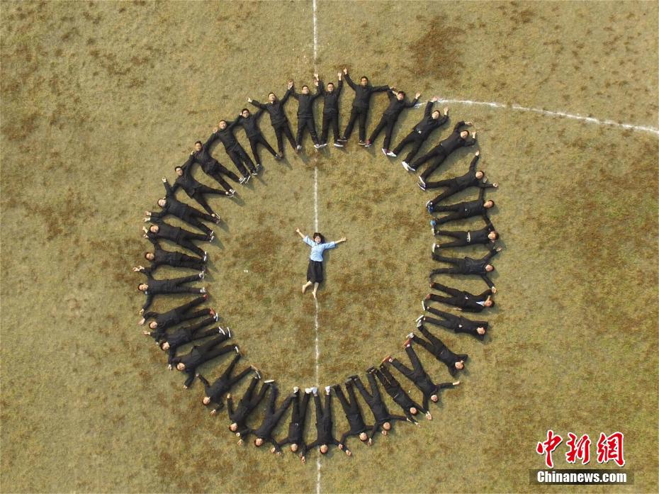 36人中女子1人のクラスがユーモア溢れる卒業写真撮影　湖北省