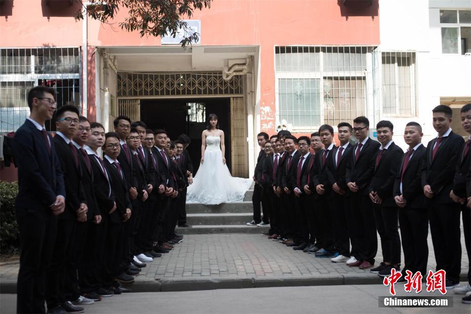 36人中女子1人のクラスがユーモア溢れる卒業写真撮影　湖北省