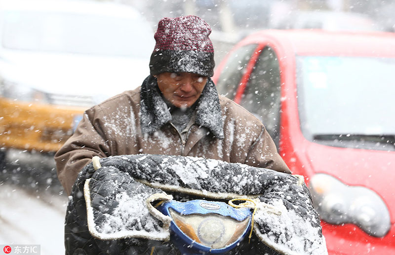 今年初の降雪となった長春　大雪の中を移動する市民たち
