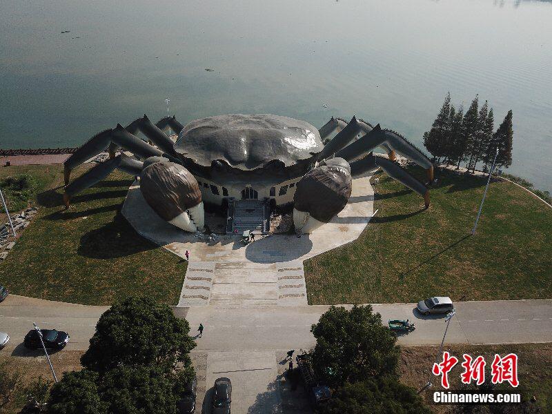 巨大な上海ガニ形の建物が陽澄湖岸に登場　江蘇省