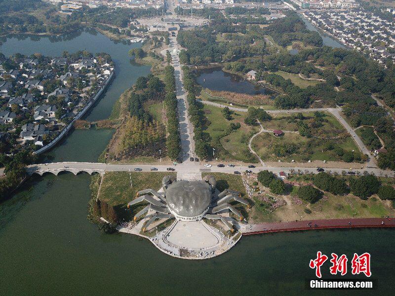 巨大な上海ガニ形の建物が陽澄湖岸に登場　江蘇省