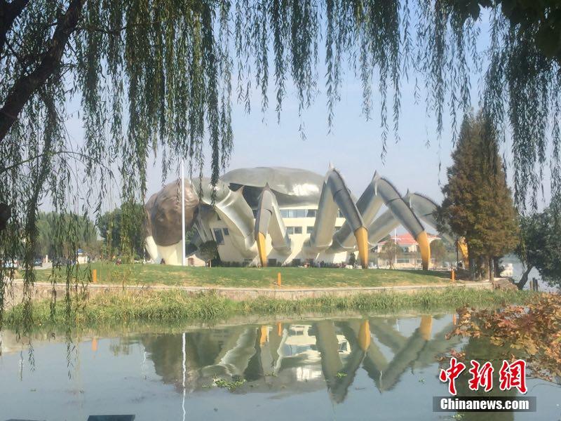 巨大な上海ガニ形の建物が陽澄湖岸に登場　江蘇省