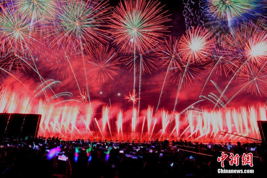 空に咲く無数の花火　湖南省で国際花火文化フェスティバル開幕