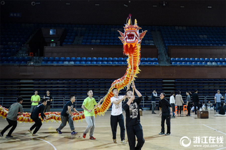 浙江大学で獅子舞・龍踊りの授業導入　競技用の龍踊りを学ぶ学生たち