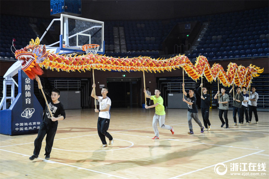 浙江大学で獅子舞・龍踊りの授業導入　競技用の龍踊りを学ぶ学生たち