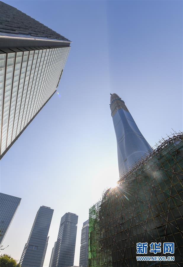 天津市の新ランドマークタワー「天津周大福金融中心」最上部の工事が完了