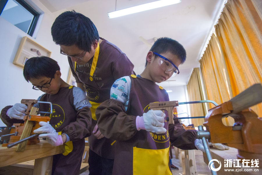物事をやり通す職人精神学ぶ　杭州の小学校での木工授業