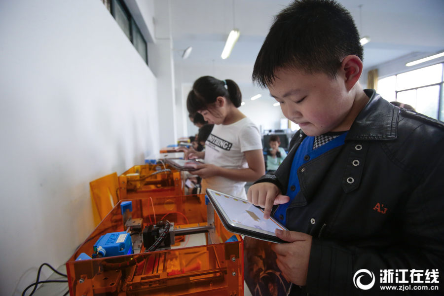 物事をやり通す職人精神学ぶ　杭州の小学校での木工授業