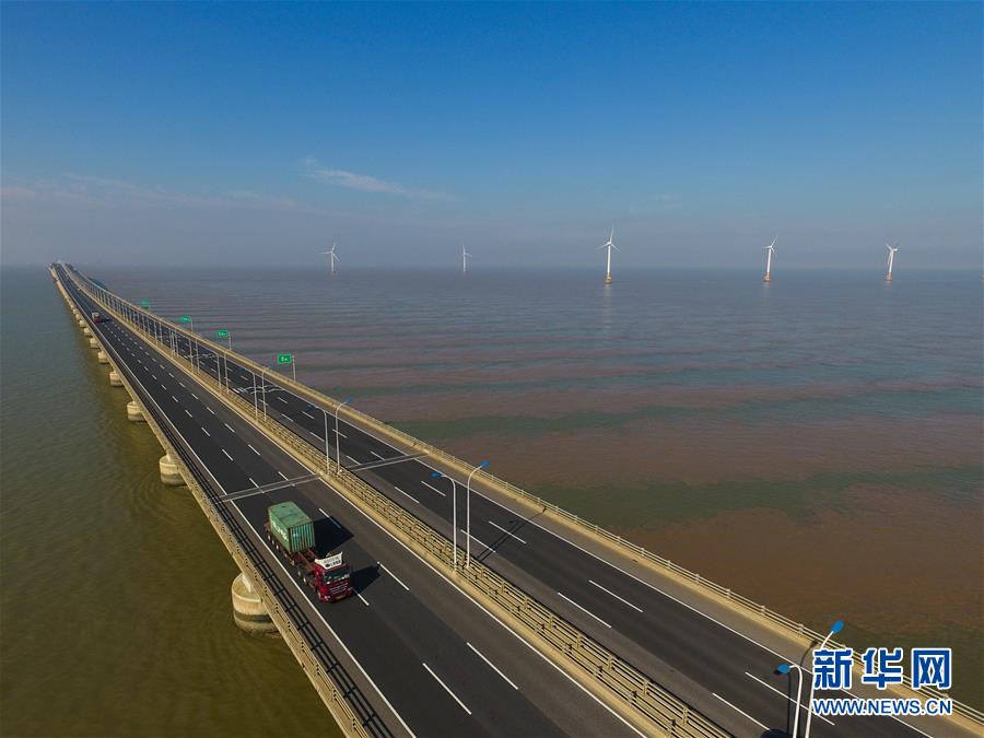 海上に立ち並ぶタービン　上海の東海大橋海上風力発電所