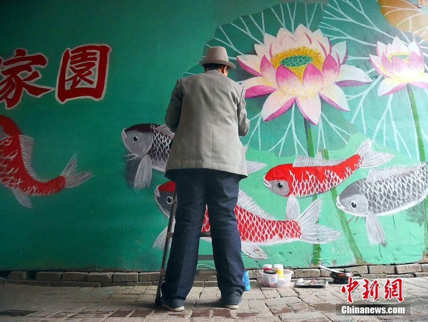違法広告に一人で立ち向かう　見事な絵画で壁を彩る高齢者男性　吉林省