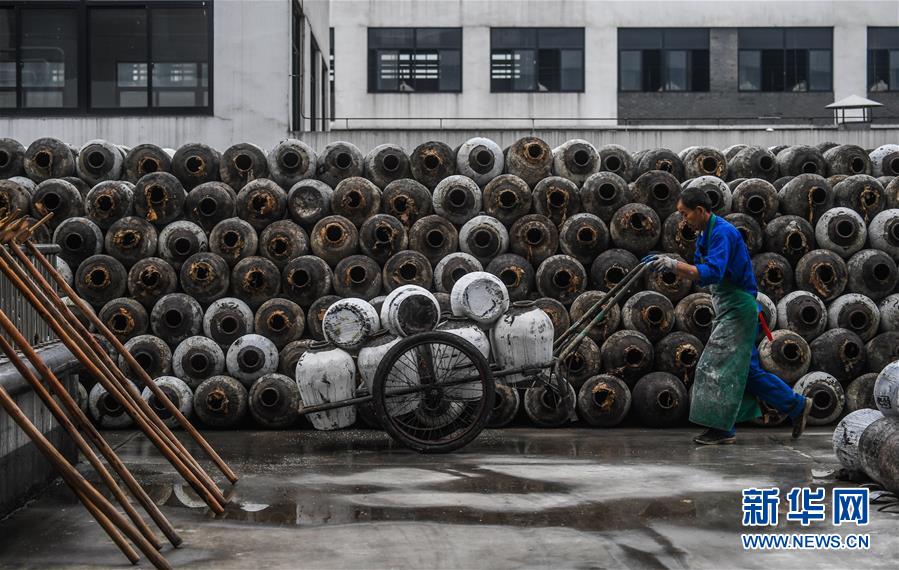 紹興酒の里で立冬に行われる冬の醸造作業　浙江省