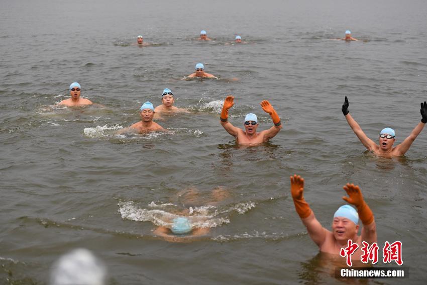 長春市の寒中水泳スイマーたちが南湖を遊泳し、立冬入り　吉林省