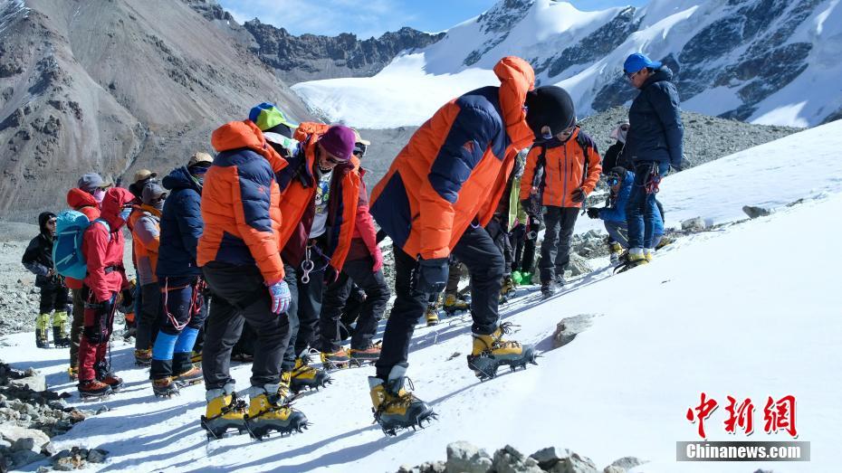 登山愛好家が凍った雪道の歩行訓練　山頂アタックに備える　チベット