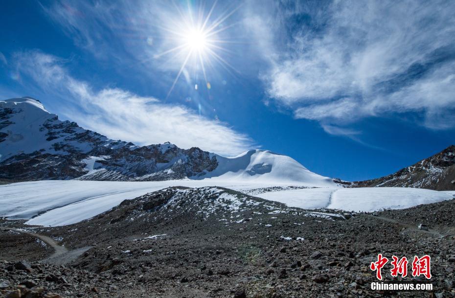 登山愛好家が凍った雪道の歩行訓練　山頂アタックに備える　チベット