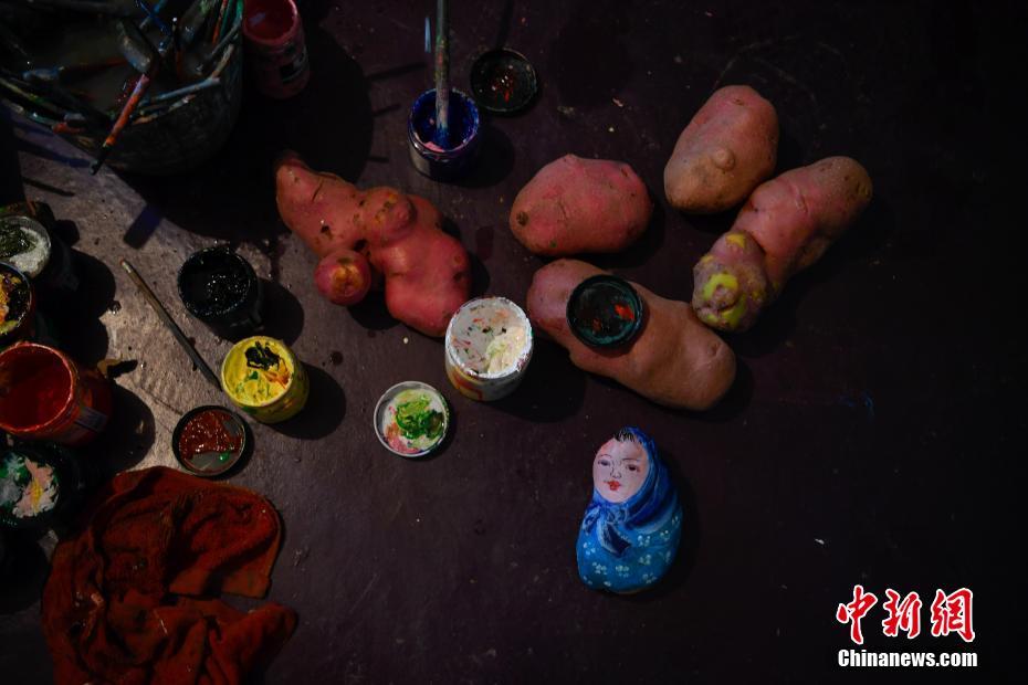 ジャガイモに絵を描く雲南省の農民芸術家がネット有名人に