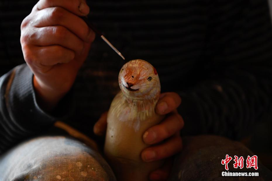 ジャガイモに絵を描く雲南省の農民芸術家がネット有名人に