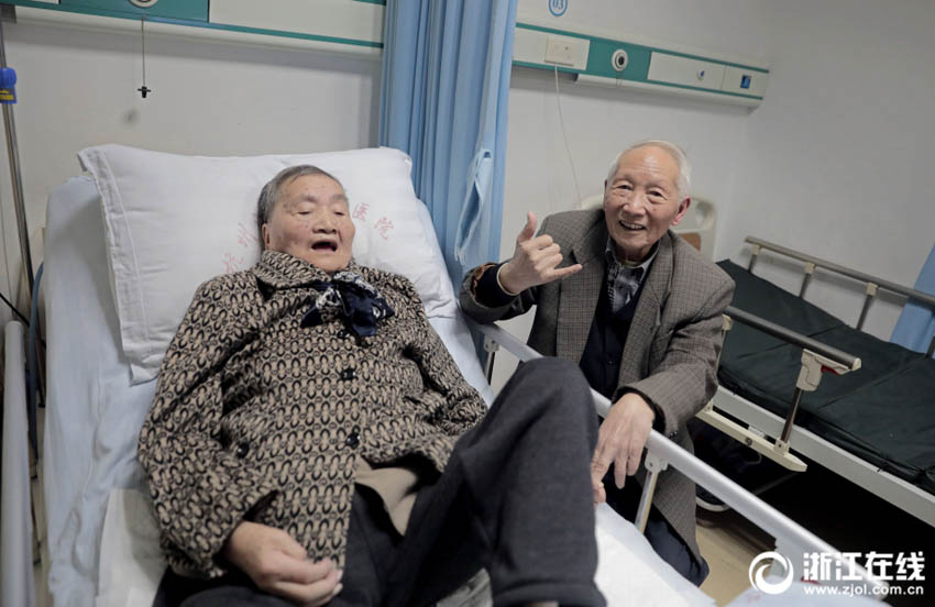 愛妻のためにテレサ・テンの曲を2年間かけ続ける88歳男性 杭州市