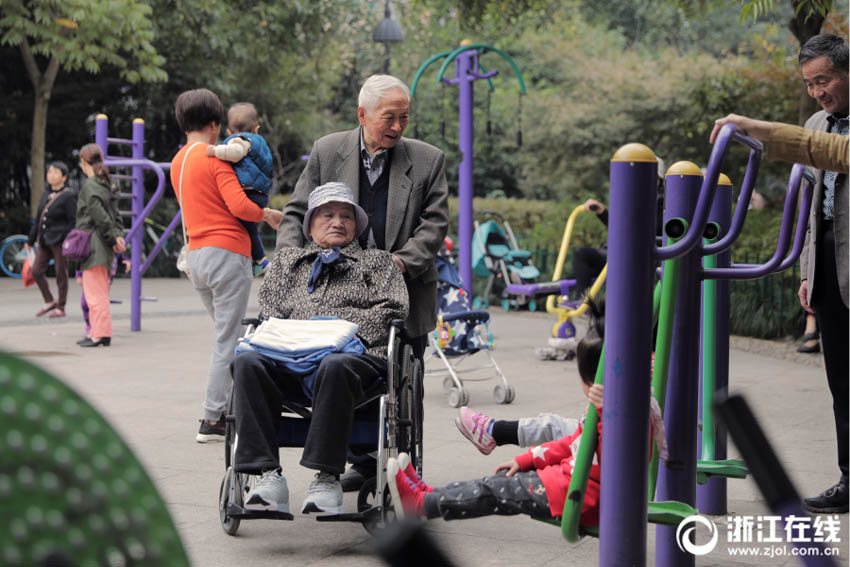 愛妻のためにテレサ・テンの曲を2年間かけ続ける88歳男性 杭州市