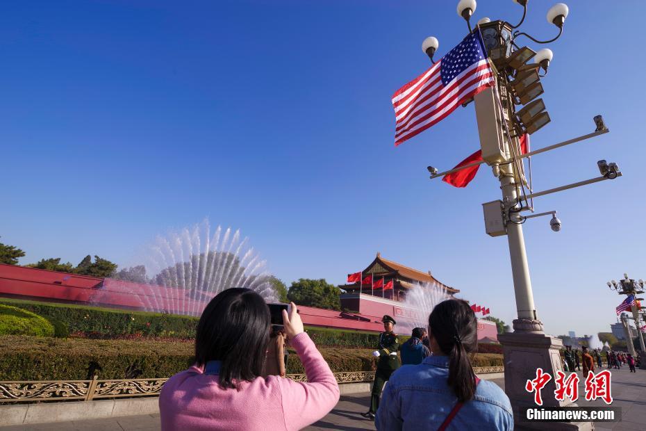 トランプ大統領の中国公式訪問にともない、天安門前に中米両国の国旗