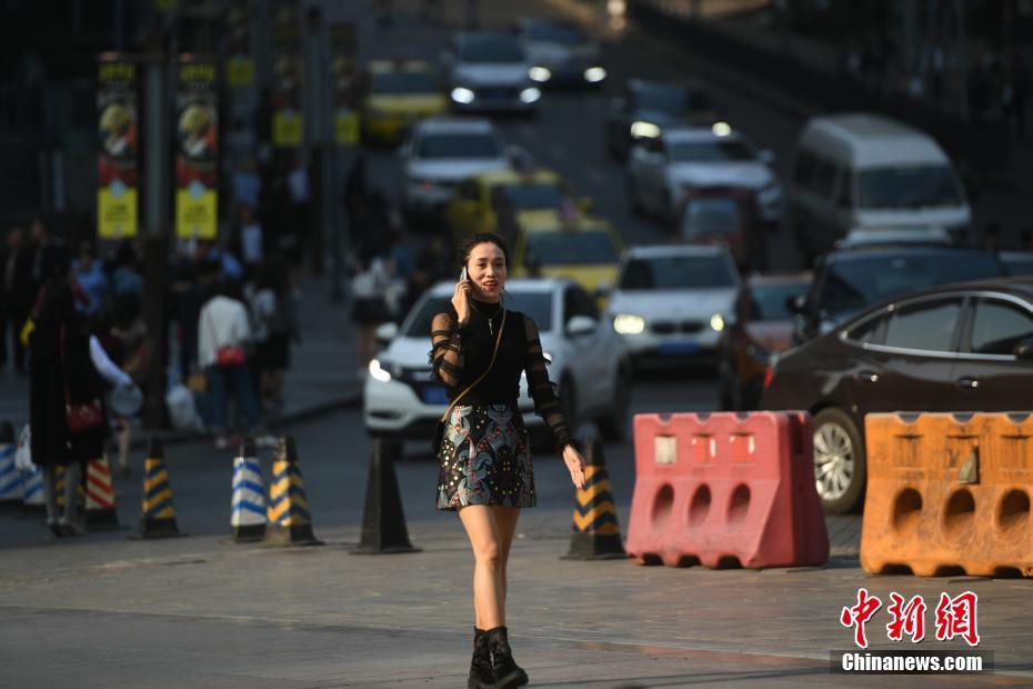 重慶で最高気温26度の天気　涼しげな装いで街行く市民