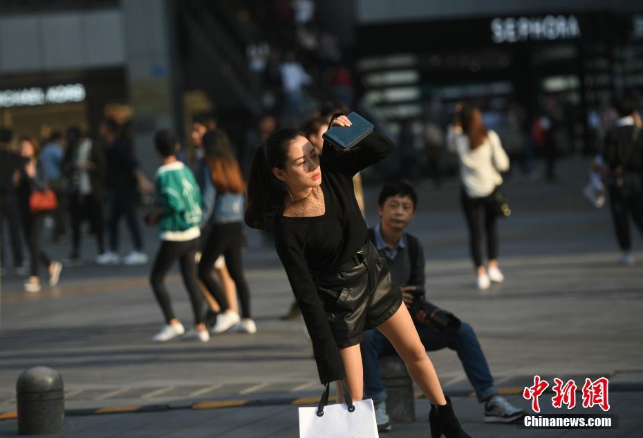 重慶で最高気温26度の天気　涼しげな装いで街行く市民